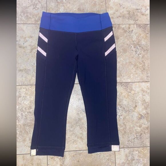 Lululemon navy blue cropped leggings size 6. Has side pockets. - Picture 1 of 5